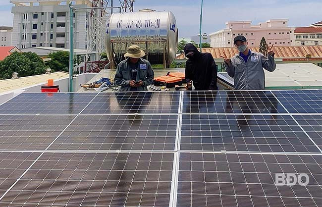 Công ty TNHH MTV Công nghệ Ánh Dương (TP Quy Nhơn) đang lắp đặt điện mặt trời mái nhà tại hộ gia đình. Ảnh: HẢI YẾN