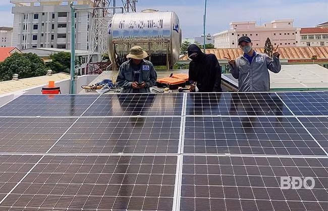 Công ty TNHH MTV Công nghệ Ánh Dương (TP Quy Nhơn) đang lắp đặt điện mặt trời mái nhà tại hộ gia đình. Ảnh: HẢI YẾN