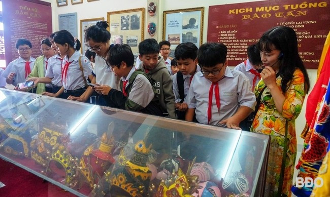Học sinh tham quan phòng trưng bày nghệ thuật truyền thống của Nhà hát. Ảnh: NGỌC NHUẬN
