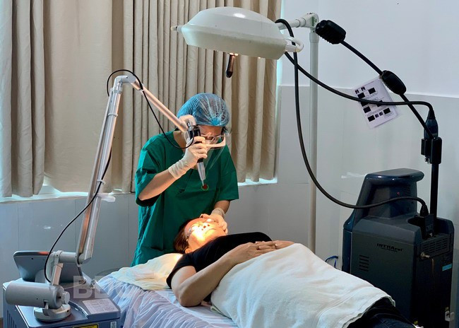 Bệnh nhân nhiễm độc do sử dụng kem trộn đang được điều trị tại Bệnh viện Phong - Da liễu Trung ương Quy Hòa. Ảnh: D.L