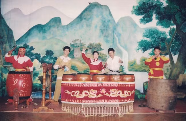 NSƯT Đào Duy Kiền (người thứ 2 từ phải qua) hướng dẫn nhạc công của Bảo tàng Quang Trung nghệ thuật đánh trống. Ảnh: NVCC