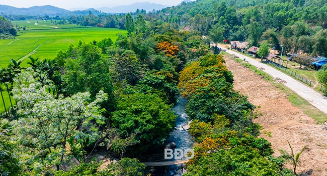 Đường vào suối Tà Má với cảnh quan tuyệt đẹp, phía xa xa là những dãy núi xanh mướt trải dài đến tận chân trời. Ảnh: DŨNG NHÂN