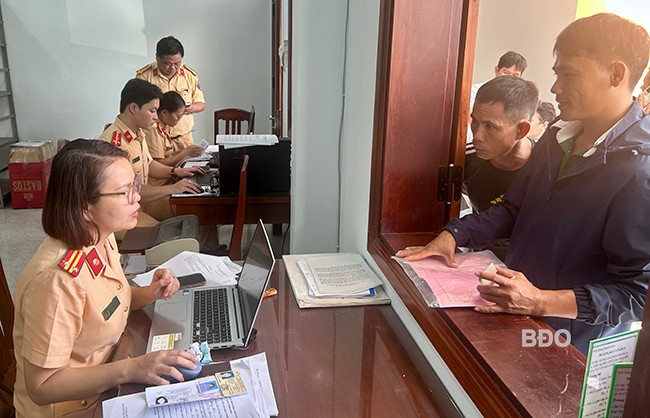 Người dân đến Phòng CSGT (CA tỉnh) thực hiện việc cấp, đổi GPLX. Ảnh: K.A Người dân đến Phòng CSGT (CA tỉnh) thực hiện việc cấp, đổi GPLX. Ảnh: K.A