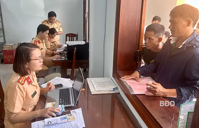 Người dân đến Phòng CSGT (CA tỉnh) thực hiện việc cấp, đổi GPLX. Ảnh: K.A