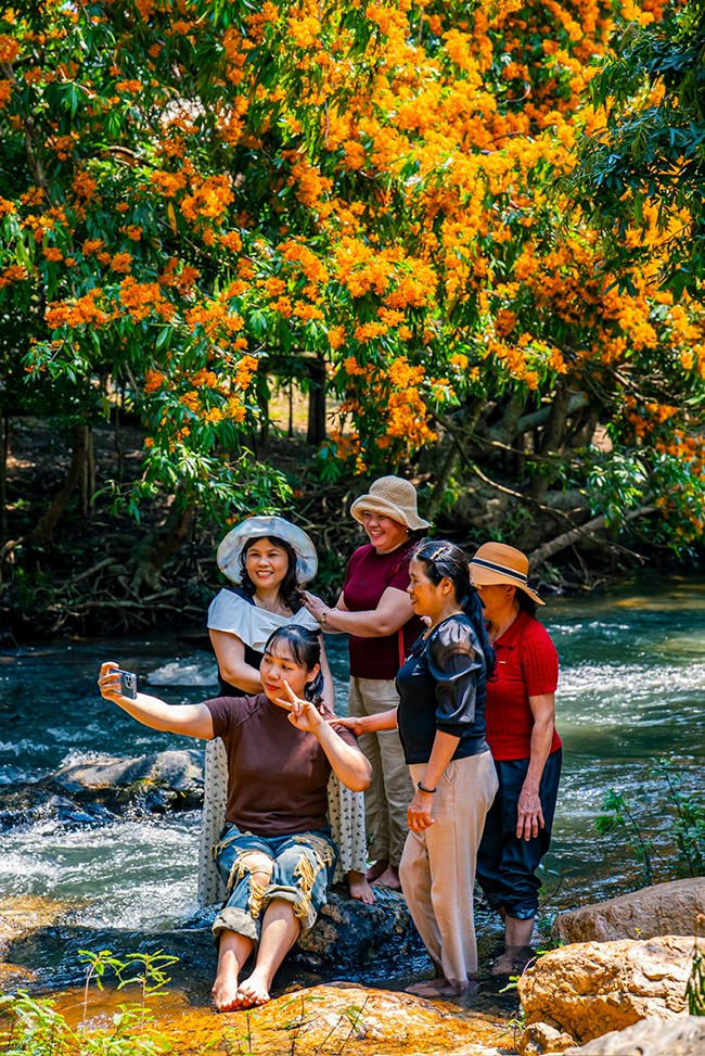 Du khách chụp ảnh kỷ niệm tại suối Tà Má. Ảnh: DŨNG NHÂN