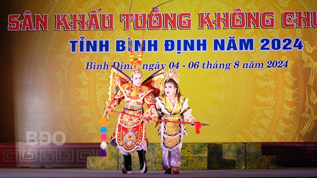 Nghệ nhân Phạm Hoàng Việt (bìa trái) và nghệ nhân Nguyễn Thị Kiều My (bìa phải) đề nghị xét tặng danh hiệu NNƯT loại hình di sản hát bội và bài chòi dân gian. Ảnh: NGỌC NHUẬN Nghệ nhân Phạm Hoàng Việt (bìa trái) và nghệ nhân Nguyễn Thị Kiều My (bìa phải) đề nghị xét tặng danh hiệu NNƯT loại hình di sản hát bội và bài chòi dân gian. Ảnh: NGỌC NHUẬN
