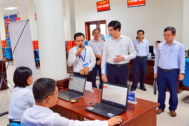 Trưởng phòng Kinh tế, Hạ tầng và Đô thị phường Quy Nhơn tiếp nhận và giải quyết hồ sơ lĩnh vực đất đai được chuyển đến từ phường Pleiku. Ảnh: N.M.