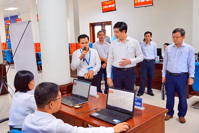 Trưởng phòng Kinh tế, Hạ tầng và Đô thị phường Quy Nhơn tiếp nhận và giải quyết hồ sơ lĩnh vực đất đai được chuyển đến từ phường Pleiku. Ảnh: N.M.