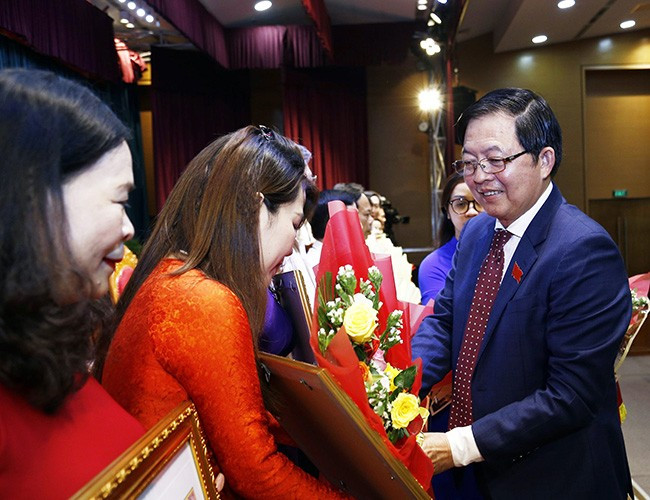 Bí thư Tỉnh ủy Hồ Quốc Dũng trao bằng khen, tặng hoa chúc mừng các cá nhân có thành tích xuất sắc trong hoạt động HĐND tỉnh từ đầu nhiệm kỳ 2021-2026 đến nay. Bí thư Tỉnh ủy Hồ Quốc Dũng trao bằng khen, tặng hoa chúc mừng các cá nhân có thành tích xuất sắc trong hoạt động HĐND tỉnh từ đầu nhiệm kỳ 2021-2026 đến nay.