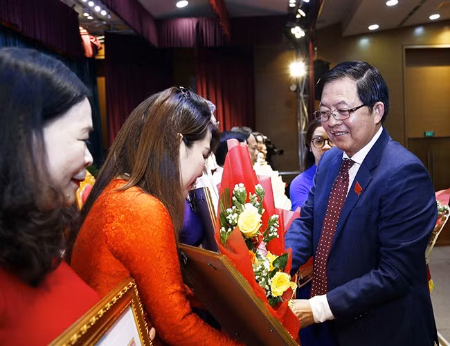 Bí thư Tỉnh ủy Hồ Quốc Dũng trao bằng khen, tặng hoa chúc mừng các cá nhân có thành tích xuất sắc trong hoạt động HĐND tỉnh từ đầu nhiệm kỳ 2021-2026 đến nay.