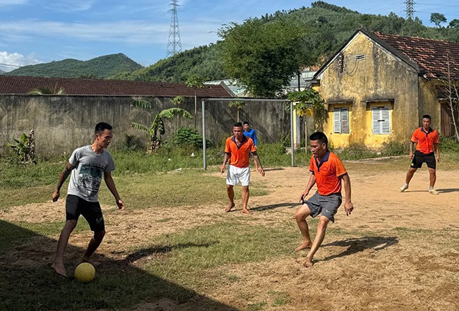 Một trận bóng đá của các học viên tại cơ sở. Ảnh: T.V.