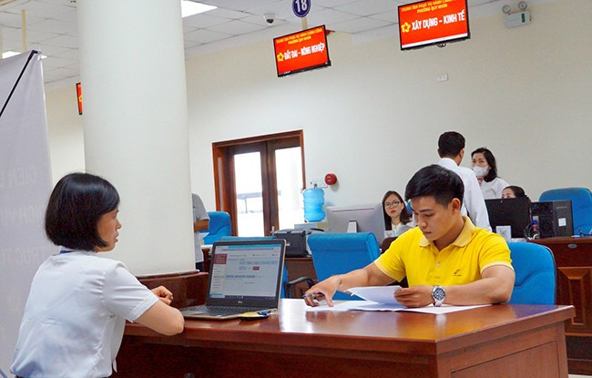 Văn phòng Đăng ký đất đai tỉnh trả kết quả điện tử vào Kho dữ liệu công dân (lưu kho) và gửi kết quả giấy đến Trung tâm Phục vụ hành chính công cấp xã tỉnh Gia Lai qua đơn vị bưu chính công ích. Ảnh: N.M.