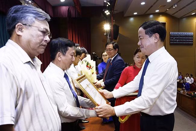 Chủ tịch UBND tỉnh Phạm Anh Tuấn trao bằng khen cho các cá nhân đã có thành tích xuất sắc trong hoạt động HĐND tỉnh từ đầu nhiệm kỳ 2021-2026 đến nay.