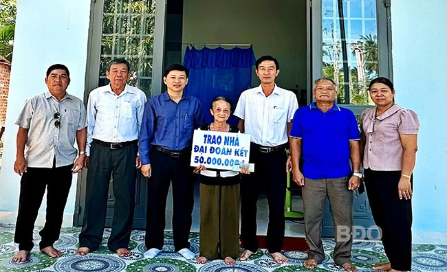 Trao kinh phí xây dựng nhà Đại đoàn kết cho bà Nguyễn Thị Thanh Nhân. Ảnh: B.S