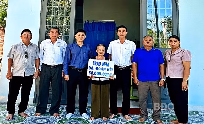 Trao kinh phí xây dựng nhà Đại đoàn kết cho bà Nguyễn Thị Thanh Nhân. Ảnh: B.S