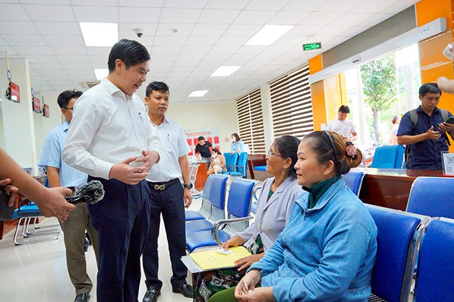 Phó Chủ tịch UBND tỉnh Lâm Hải Giang trò chuyện với người dân TP Quy Nhơn đến nộp hồ sơ thủ tục hành chính tại Trung tâm Phục vụ hành chính công tỉnh. Ảnh: N.M.