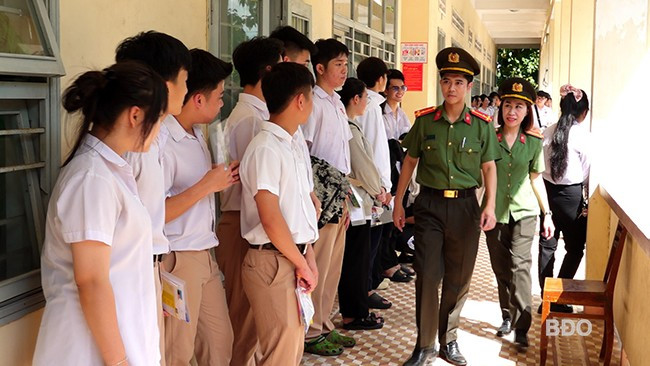 Lực lượng CA kiểm tra an toàn các phòng thi. Ảnh: M.N