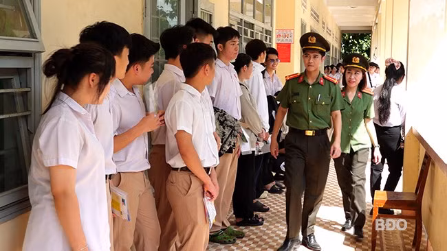 Lực lượng CA kiểm tra an toàn các phòng thi. Ảnh: M.N