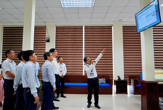 Phó Chủ tịch UBND tỉnh Lâm Hải Giang cùng lãnh đạo các sở, cơ quan liên quan giám sát quy trình, tiếp nhận, xử lý hồ sơ của từng đơn vị cấp xã thông qua Hệ thống thông tin giải quyết thủ tục hành chính của tỉnh. Ảnh: N.M.