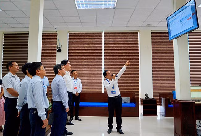 Phó Chủ tịch UBND tỉnh Lâm Hải Giang cùng lãnh đạo các sở, cơ quan liên quan giám sát quy trình, tiếp nhận, xử lý hồ sơ của từng đơn vị cấp xã thông qua Hệ thống thông tin giải quyết thủ tục hành chính của tỉnh. Ảnh: N.M.