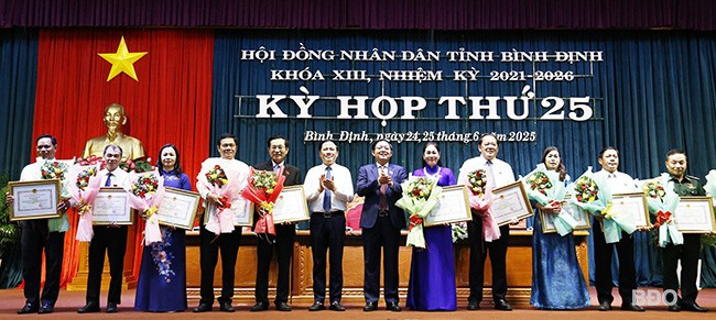 Các cá nhân có thành tích xuất sắc trong hoạt động HĐND tỉnh từ đầu nhiệm kỳ 2021-2026 đến nay nhận bằng khen của UBND tỉnh. Các cá nhân có thành tích xuất sắc trong hoạt động HĐND tỉnh từ đầu nhiệm kỳ 2021-2026 đến nay nhận bằng khen của UBND tỉnh.