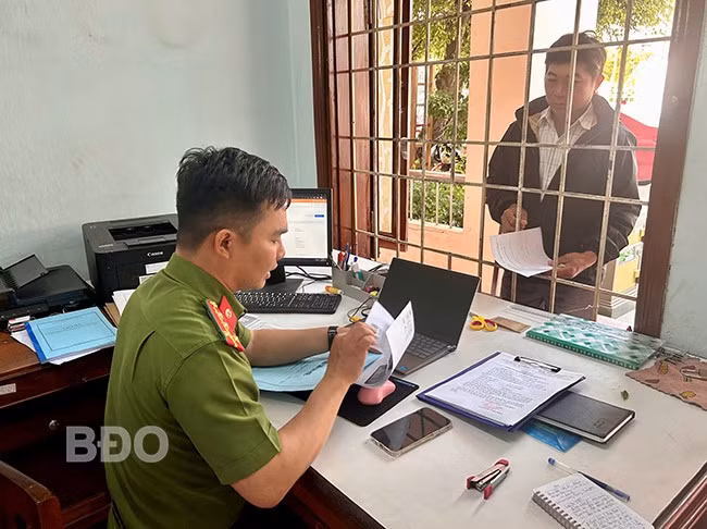 Từ ngày 24.3, CA thị trấn Tuy Phước (huyện Tuy Phước) thực hiện việc tiếp nhận hồ sơ đăng ký cấp, đổi GPLX cho người dân. Ảnh: K.A Từ ngày 24.3, CA thị trấn Tuy Phước (huyện Tuy Phước) thực hiện việc tiếp nhận hồ sơ đăng ký cấp, đổi GPLX cho người dân. Ảnh: K.A