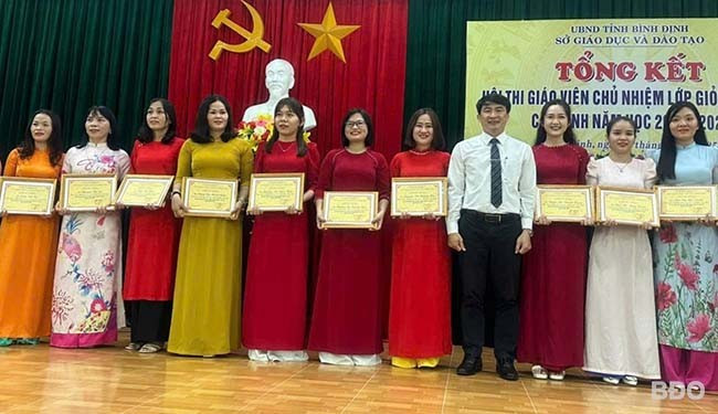 Lãnh đạo Sở GD&ĐT trao danh hiệu cho giáo viên đạt giải hội thi. Ảnh: Sở GD&ĐT