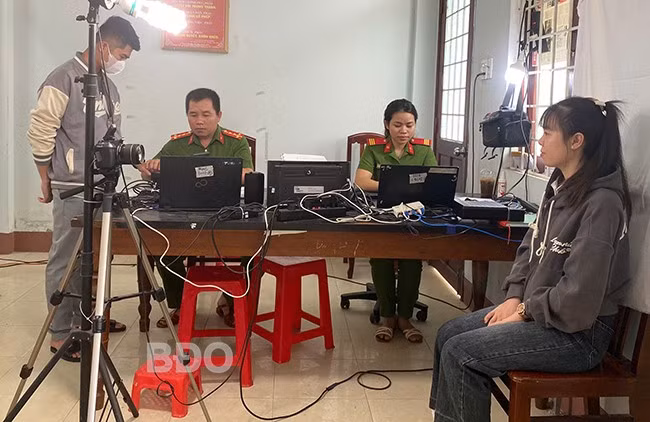 Từ ngày 31.3, CA thị trấn Vân Canh (huyện Vân Canh) thực hiện thêm nhiệm vụ cấp mới, cấp đổi, cấp lại thẻ căn cước cho công dân. Ảnh: K.A Từ ngày 31.3, CA thị trấn Vân Canh (huyện Vân Canh) thực hiện thêm nhiệm vụ cấp mới, cấp đổi, cấp lại thẻ căn cước cho công dân. Ảnh: K.A