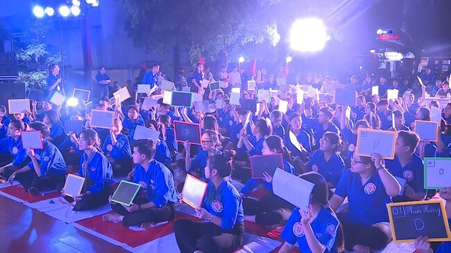 Đoàn Thanh niên Tuy Phước tổ chức cuộc thi Rung chuông vàng tìm hiểu về lịch sử Đảng bộ huyện. Ảnh: Tấn Hùng.