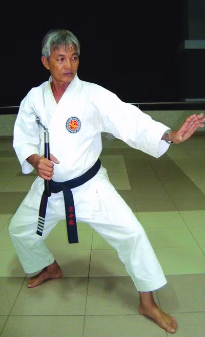 Muốn học chính thống, bài bản và hoàn thiện côn nhị khúc cần tìm tới môn Karatedo. - Trong ảnh: Võ sư Hồ Văn Trọng đang biểu diễn một thế thủ với côn nhị khúc. Muốn học chính thống, bài bản và hoàn thiện côn nhị khúc cần tìm tới môn Karatedo. - Trong ảnh: Võ sư Hồ Văn Trọng đang biểu diễn một thế thủ với côn nhị khúc.
