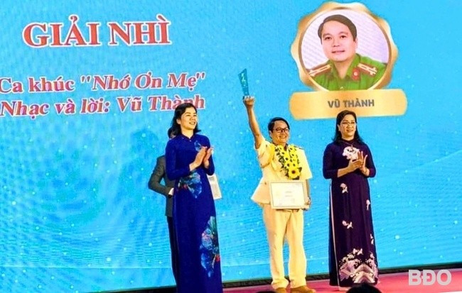 Tác giả Vũ Thành nhận giải tại buổi lễ. Ảnh: Hội LHPN tỉnh Tác giả Vũ Thành nhận giải tại buổi lễ. Ảnh: Hội LHPN tỉnh