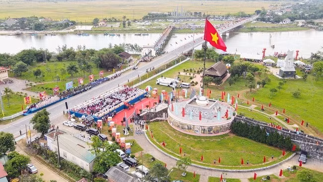 Di tích quốc gia đặc biệt Ðôi bờ Hiền Lương - Bến Hải nhìn từ trên cao. Ảnh: THÀNH ĐẠT