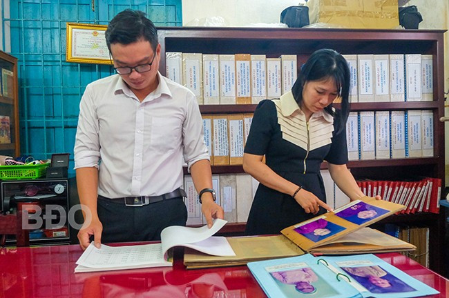 Cán bộ Bảo tàng tỉnh kiểm tra thông tin, hình ảnh lưu giữ về các bà mẹ Việt Nam anh hùng ở Bình Định. Ảnh: NGỌC NHUẬN