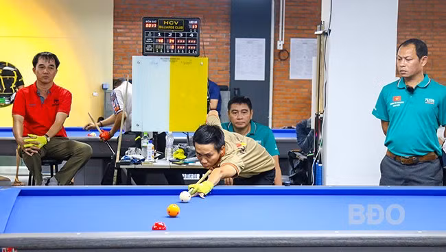 Cơ thủ Nguyễn Huỳnh Sa Huy từng vô địch TP Quy Nhơn nội dung carom tự do năm 2016, nay chuyển sang thi đấu carom 1 băng và giành giải nhất Giải billiards các CLB tỉnh Bình Định năm 2023. Ảnh: HOÀNG QUÂN