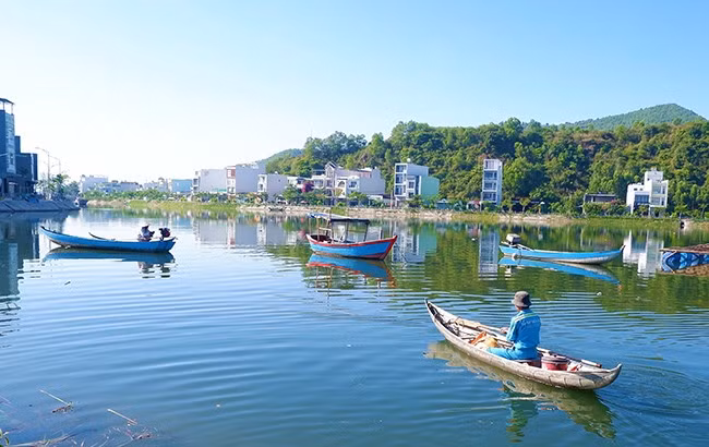 Sông Hà Thanh tạo nguồn sống cho nhiều người.
