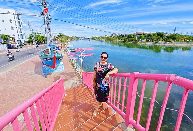 Việc tạo thêm các mô hình, kiểu trang trí trên cầu, bờ sông trong dịp hè năm nay đã thu hút người dân và du khách đến chụp ảnh.