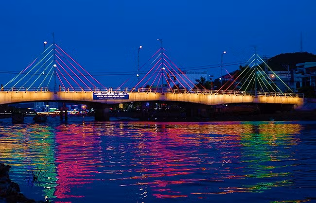 Cầu chữ Y chiếu sáng lung linh sông Hà Thanh về đêm.