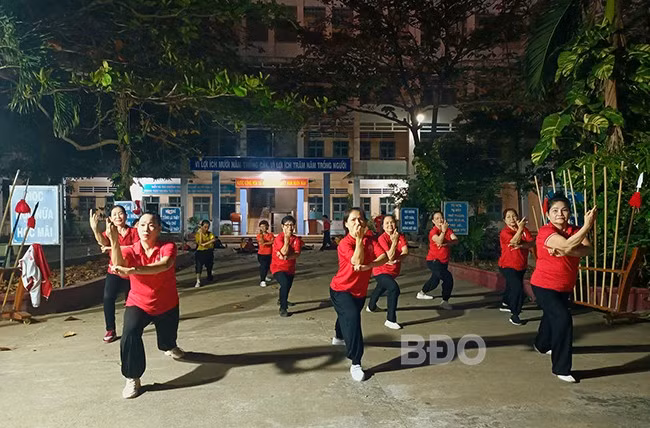 Thành viên CLB Hoa Hướng Dương tập luyện tại Trường THCS Ngô Văn Sở dưới sự hướng dẫn của HLV Trung tâm Võ thuật cổ truyền Bình Định. Ảnh: K.VY