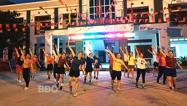 Phụ nữ xã Nhơn Hải (TP Quy Nhơn) tập luyện aerobic. Ảnh: K.VY