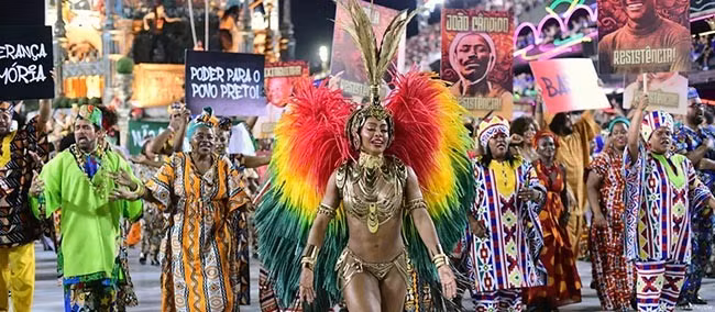 Theo Sách Kỷ lục Thế giới, lễ hội carnival ở Rio de Janeiro là sự kiện hóa trang lớn nhất thế giới.
