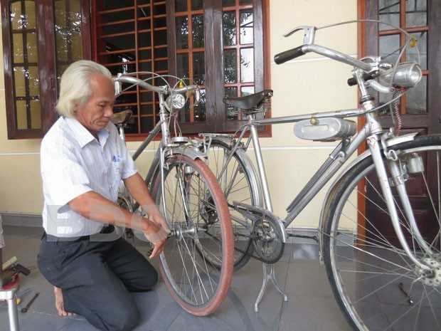 Ông Thạnh lau chùi, bảo dưỡng những chiếc xe đạp cổ trong bộ sưu tập của mình.