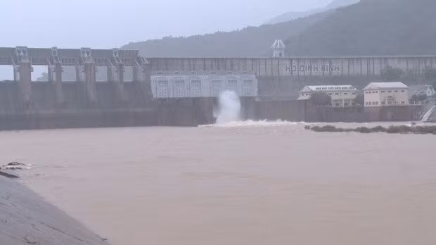 Hồ Định Bình điều tiết nước qua tràn với lưu lượng 380m3/s lúc 11h sáng ngày 4.11
