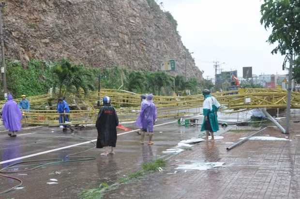 Cổng chào trang trí nằm trên đường Nguyễn Tất Thành (đoạn gần ngã ba Trần Hưng Đạo) bị ngã đổ. Ảnh: Văn Lưu