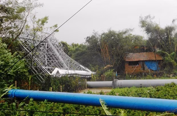 Pa-nô ở khu vực Huỳnh Kim, phường Nhơn Hòa (TX An Nhơn) bị gió quật ngã. Ảnh: T.Lợi.