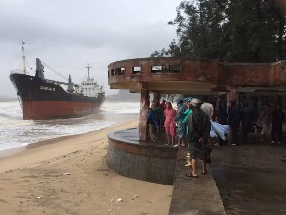 Tàu hàng THANH HAI 18 bị sóng đánh dạt vô bờ biển Quy Hòa
