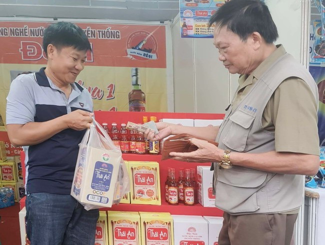 Sản phẩm nước mắm truyền thống của Bình Định được người tiêu dùng ưa chuộng. Ảnh: M.H