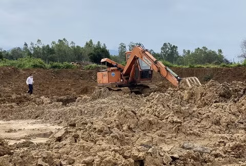 Ông Nguyễn Văn Chín, Chủ tịch UBND xã Tây Thuận, kiểm tra thực tế tại mỏ đất sét tại thôn Hòa Thuận. Ảnh: CHƯƠNG HIẾU