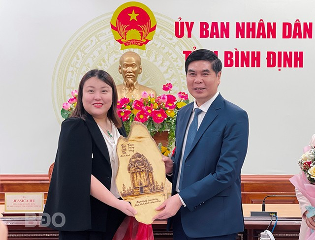 Phó Chủ tịch UBND tỉnh Lâm Hải Giang (bìa phải) tặng quà cho bà Jessica Hu, Tổng Giám đốc điều hành GBM. Ảnh: HẢI YẾN