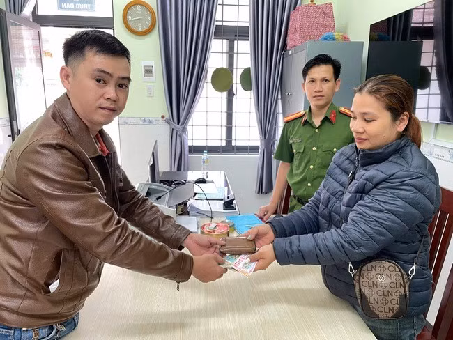 Trao trả lại tài sản. Ảnh: N.M.