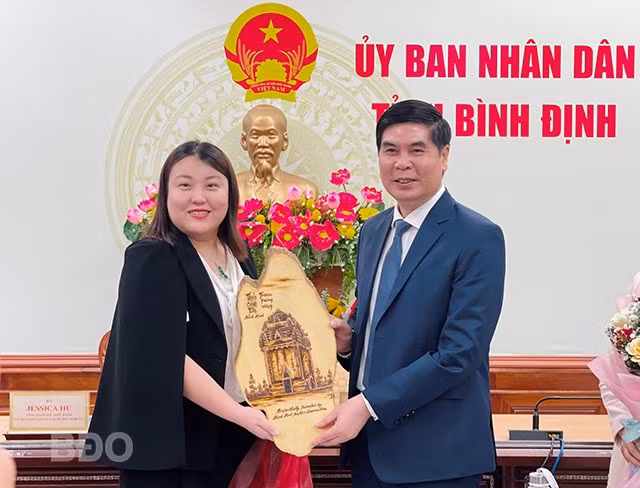 Phó Chủ tịch UBND tỉnh Lâm Hải Giang (bìa phải) tặng quà cho bà Jessica Hu, Tổng Giám đốc điều hành GBM. Ảnh: HẢI YẾN
